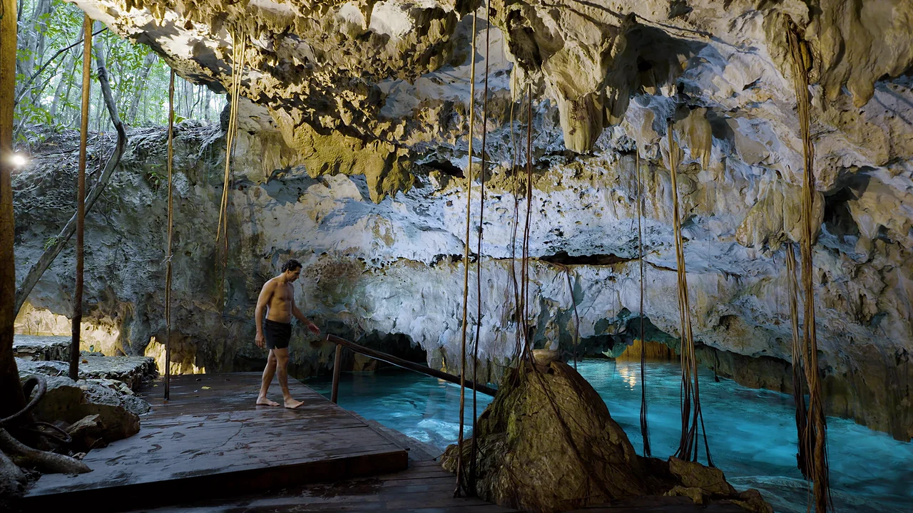 Cenote natural dentro de Selvadentro